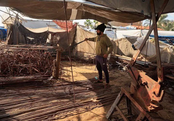 مواطنون غزيون يكافحون لاستخراج الحديد من المباني التي دمرها جيش الإحتلال الاسرائيلي للانتفاع بها في جهود الإيواء المحلية