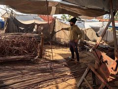 مواطنون غزيون يكافحون لاستخراج الحديد من المباني التي دمرها جيش الإحتلال الاسرائيلي للانتفاع بها في جهود الإيواء المحلية
