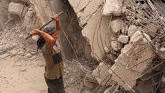 مواطنون غزيون يكافحون لاستخراج الحديد من المباني التي دمرها جيش الإحتلال الاسرائيلي للانتفاع بها في جهود الإيواء المحلية