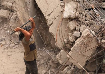 مواطنون غزيون يكافحون لاستخراج الحديد من المباني التي دمرها جيش الإحتلال الاسرائيلي للانتفاع بها في جهود الإيواء المحلية