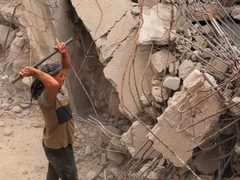 مواطنون غزيون يكافحون لاستخراج الحديد من المباني التي دمرها جيش الإحتلال الاسرائيلي للانتفاع بها في جهود الإيواء المحلية