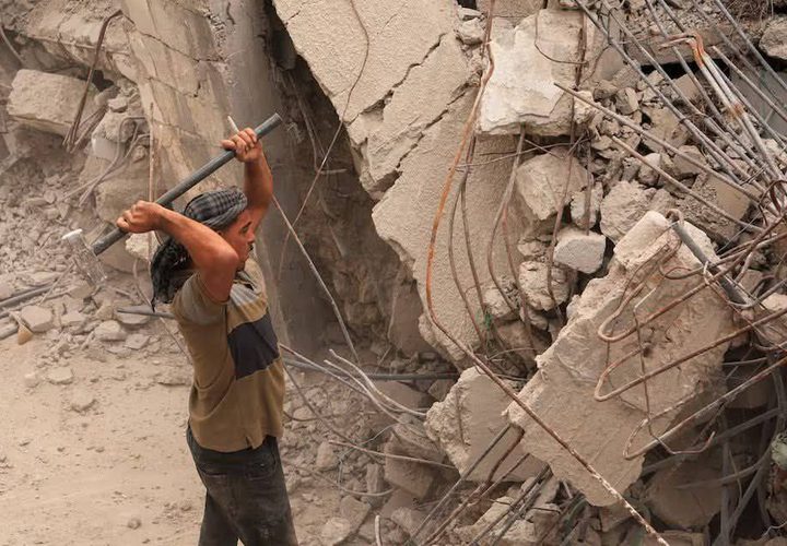 مواطنون غزيون يكافحون لاستخراج الحديد من المباني التي دمرها جيش الإحتلال الاسرائيلي للانتفاع بها في جهود الإيواء المحلية