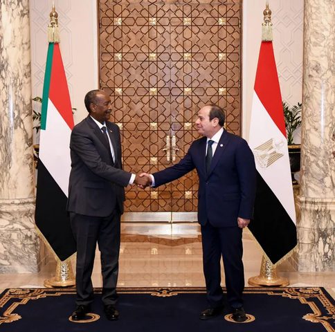 السيسي يؤكد دعم مصر الكامل للسودان ووحدته خلال لقائه البرهان في القاهرة