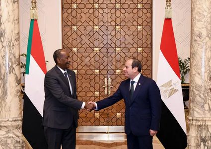 السيسي يؤكد دعم مصر الكامل للسودان ووحدته خلال لقائه البرهان في القاهرة