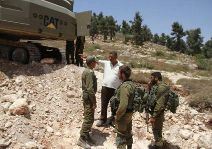 مستوطنون يسرقون جرارا زراعيا وصهريج للاستخدام الزراعي شمال طوباس