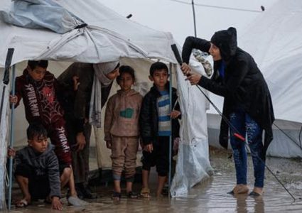 البرد القارس يودي بحياة رضيع في خان يونس جنوب قطاع غزة