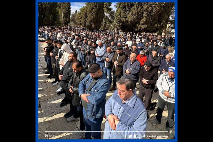 عشرات آلاف المصلين يؤدون صلاة الجمعة في الأقصى