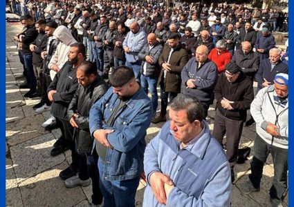 عشرات آلاف المصلين يؤدون صلاة الجمعة في الأقصى