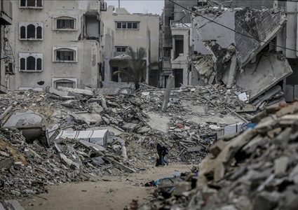 انهيار مبنيين متضررين من قصف سابق للاحتلال بمدينة غزة