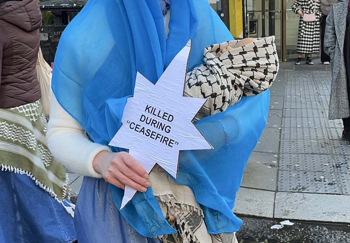 غلاسكو 
مظاهرة حاشدة دعما لفلسطين ووقف الابادة الجماعية في غزة التي ينفذها الاحتلال الاسرائيلي.
رفع المتظاهرون أعلام فلسطين وصور ضحايا الابادة الجماعية في غزة من أطفال ونساء وشيوخ.
وصور للخيام والحالة الماساوية التي يعيشها سكان غزة
الكل يردد الحرية الحرية لفلسطين