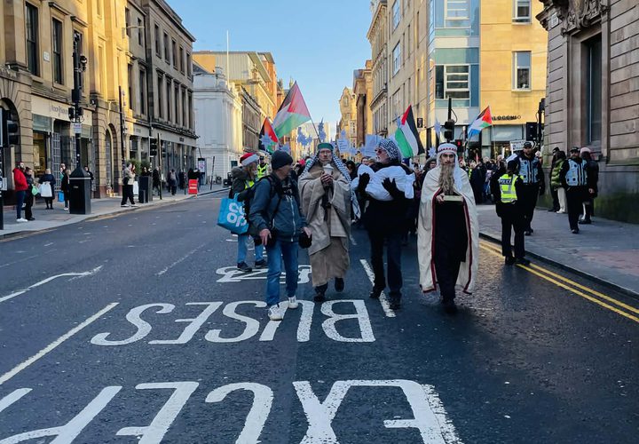 غلاسكو 
مظاهرة حاشدة دعما لفلسطين ووقف الابادة الجماعية في غزة التي ينفذها الاحتلال الاسرائيلي.
رفع المتظاهرون أعلام فلسطين وصور ضحايا الابادة الجماعية في غزة من أطفال ونساء وشيوخ.
وصور للخيام والحالة الماساوية التي يعيشها سكان غزة
الكل يردد الحرية الحرية لفلسطين