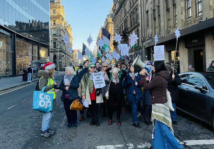غلاسكو 
مظاهرة حاشدة دعما لفلسطين ووقف الابادة الجماعية في غزة التي ينفذها الاحتلال الاسرائيلي.
رفع المتظاهرون أعلام فلسطين وصور ضحايا الابادة الجماعية في غزة من أطفال ونساء وشيوخ.
وصور للخيام والحالة الماساوية التي يعيشها سكان غزة
الكل يردد الحرية الحرية لفلسطين