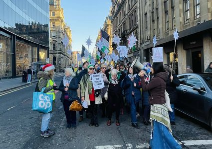 غلاسكو 
مظاهرة حاشدة دعما لفلسطين ووقف الابادة الجماعية في غزة التي ينفذها الاحتلال الاسرائيلي.
رفع المتظاهرون أعلام فلسطين وصور ضحايا الابادة الجماعية في غزة من أطفال ونساء وشيوخ.
وصور للخيام والحالة الماساوية التي يعيشها سكان غزة
الكل يردد الحرية الحرية لفلسطين