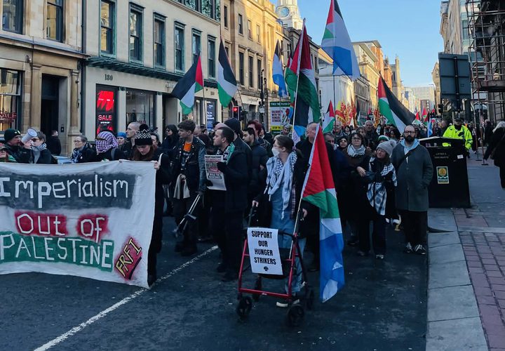غلاسكو 
مظاهرة حاشدة دعما لفلسطين ووقف الابادة الجماعية في غزة التي ينفذها الاحتلال الاسرائيلي.
رفع المتظاهرون أعلام فلسطين وصور ضحايا الابادة الجماعية في غزة من أطفال ونساء وشيوخ.
وصور للخيام والحالة الماساوية التي يعيشها سكان غزة
الكل يردد الحرية الحرية لفلسطين