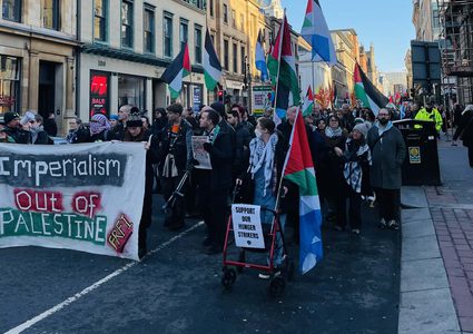 غلاسكو 
مظاهرة حاشدة دعما لفلسطين ووقف الابادة الجماعية في غزة التي ينفذها الاحتلال الاسرائيلي.
رفع المتظاهرون أعلام فلسطين وصور ضحايا الابادة الجماعية في غزة من أطفال ونساء وشيوخ.
وصور للخيام والحالة الماساوية التي يعيشها سكان غزة
الكل يردد الحرية الحرية لفلسطين