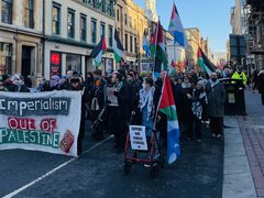غلاسكو 
مظاهرة حاشدة دعما لفلسطين ووقف الابادة الجماعية في غزة التي ينفذها الاحتلال الاسرائيلي.
رفع المتظاهرون أعلام فلسطين وصور ضحايا الابادة الجماعية في غزة من أطفال ونساء وشيوخ.
وصور للخيام والحالة الماساوية التي يعيشها سكان غزة
الكل يردد الحرية الحرية لفلسطين