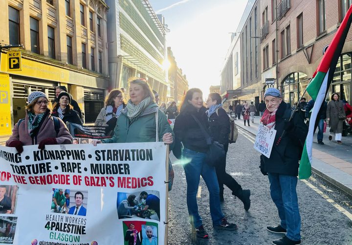 غلاسكو 
مظاهرة حاشدة دعما لفلسطين ووقف الابادة الجماعية في غزة التي ينفذها الاحتلال الاسرائيلي.
رفع المتظاهرون أعلام فلسطين وصور ضحايا الابادة الجماعية في غزة من أطفال ونساء وشيوخ.
وصور للخيام والحالة الماساوية التي يعيشها سكان غزة
الكل يردد الحرية الحرية لفلسطين