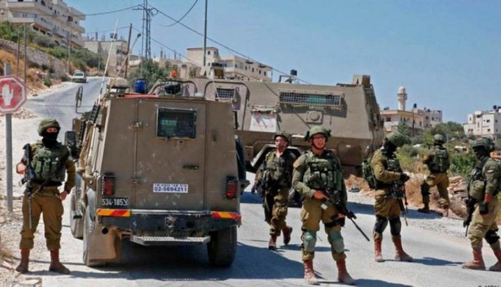 الاحتلال يعتقل مواطنين وينكل بآخرين في عدة مناطق بمحافظة الخليل