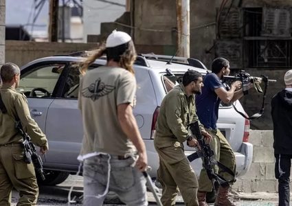 مستوطنون يهاجمون مركبات المواطنين في عين يبرود شرق رام الله