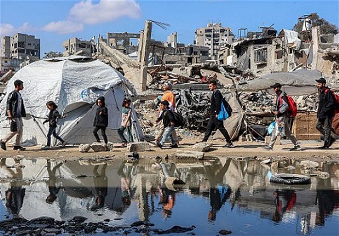 إطلاق نار على طول الخط الأصفر وانهيار مزيد من المنازل في قطاع غزة