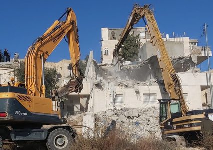 الاحتلال يهدم بناية سكنية في حي راس العامود بسلوان