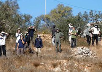 مستوطنون يحرثون أراضي في عقربا ويانون جنوب نابلس