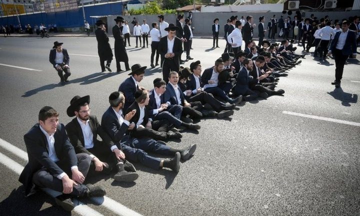 مظاهرات للحريديم ضد التجنيد تشلّ حركة السير شارع مركزي وسط إسرائيل