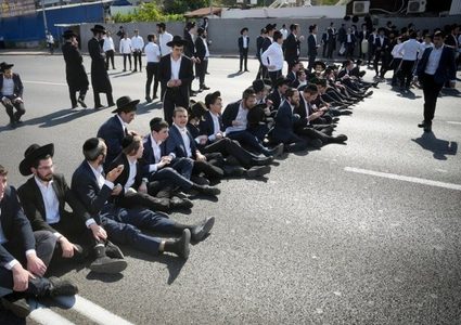 مظاهرات للحريديم ضد التجنيد تشلّ حركة السير شارع مركزي وسط إسرائيل