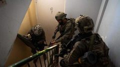 قوات الاحتلال تخطر بهدم منزل عائلة الشهيد وليد صبارنة في بيت أمر