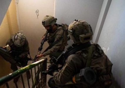 قوات الاحتلال تخطر بهدم منزل عائلة الشهيد وليد صبارنة في بيت أمر