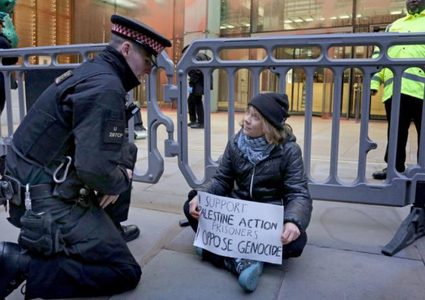 الشرطة البريطانية توقف الناشطة غريتا تونبرغ خلال مظاهرة داعمة للفلسطينيين