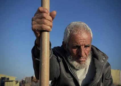 يوسف أبو حطب "الحانوتي".. دفن 18 ألف جثمان فلسطيني