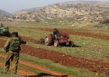مستوطنون يحرثون أراضي المواطنين في بيت دجن وبيت فوريك شرق نابلس