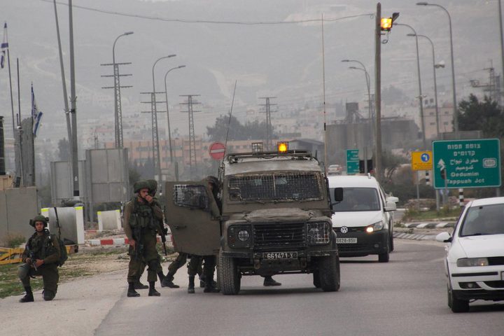 إصابة مواطن برصاص الاحتلال واثنين بالرضوض قرب حاجز عورتا جنوب نابلس