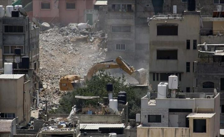 الاحتلال يشرع بهدم منزل في بزاريا شمال نابلس