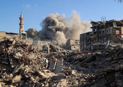 غارات جوية على خان يونس وغزة وقصف مدفعي على طول الخط الأصفر