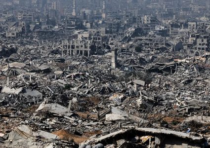 غارات جوية على خان يونس وغزة وقصف مدفعي على طول الخط الأصفر