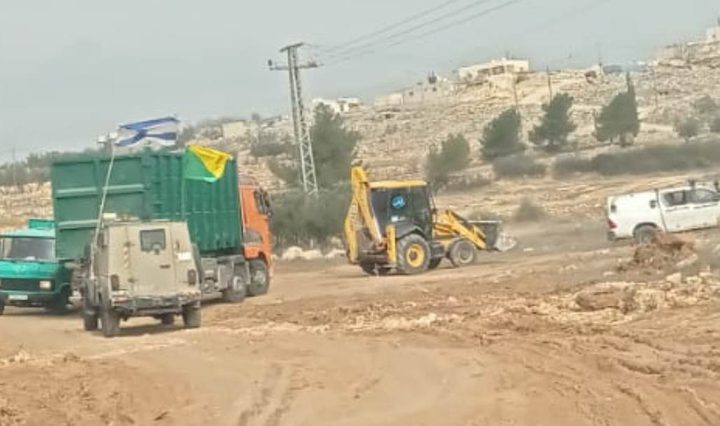الاحتلال يشق طريقا استعماريا على أراضي الظاهرية جنوب الخليل