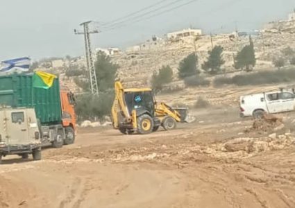 الاحتلال يشق طريقا استعماريا على أراضي الظاهرية جنوب الخليل