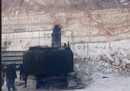 مستوطنون يحرقون معدات "كسارة" في بيت فجار