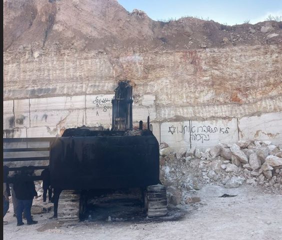 مستوطنون يحرقون معدات "كسارة" في بيت فجار