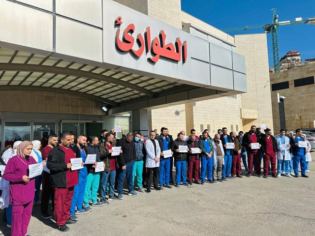 نقابة التمريض تنفذ وقفة احتجاجية في مستشفى النجاح لمطالبة الحكومة بصرف المستحقات