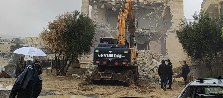 الاحتلال يشرع بهدم منزل في بلدة الخضر جنوب بيت لحم