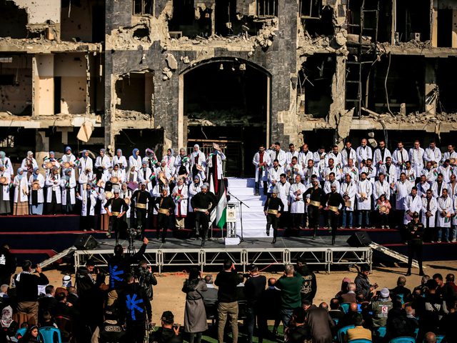 تخريج 168 طبيبًا بمجمع الشفاء المدمّر في غزة