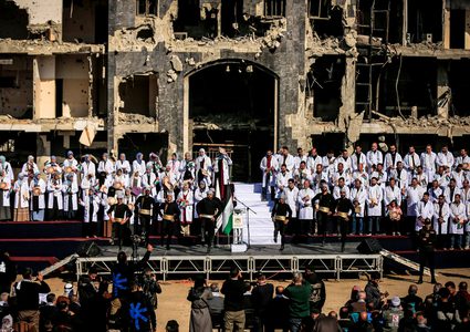 تخريج 168 طبيبًا بمجمع الشفاء المدمّر في غزة