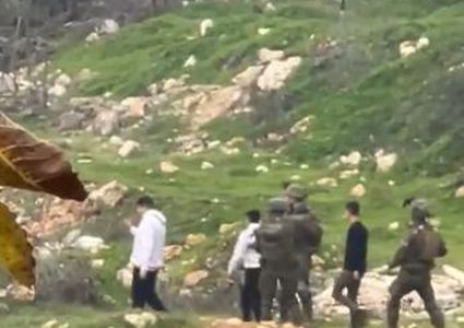 قوات الاحتلال تعتقل ثلاثة أطفال جنوب بيت أمر