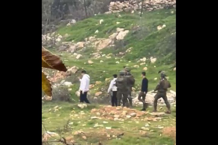 قوات الاحتلال تعتقل ثلاثة أطفال جنوب بيت أمر