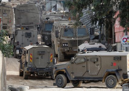 المؤسسة العسكرية تحذر: سياسة خنق الضفة ومنع عودة العمال ينذران بموجة عمليات