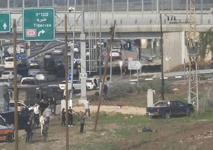 اعلام عبري: مقتل اسرائيليين بعملية طعن ودهس واعتقال المنفذ بالعفولة