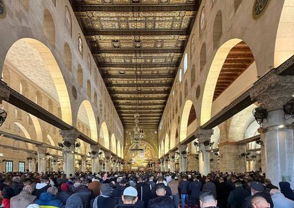 عشرات الآلاف يؤدون صلاة الجمعة في المسجد الأقصى المبارك